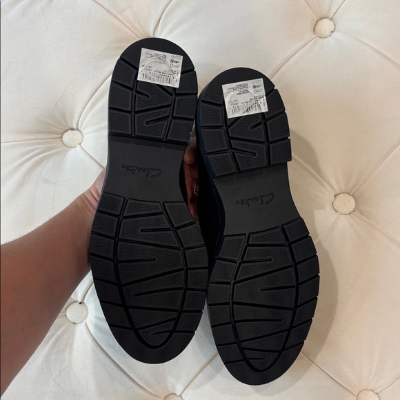 NEW Clarks Women's Black Leather Loafers - Picture 2 of 4